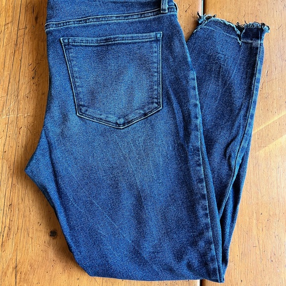 Old Navy Rockstar Super Skinny Buttonfly - Picture 4 of 4